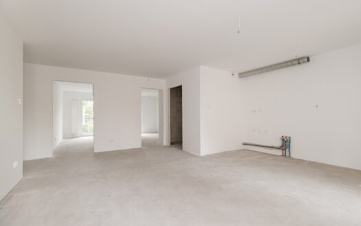 Duży salon, 3 lub 4 pokoje, balkon, kameralnie