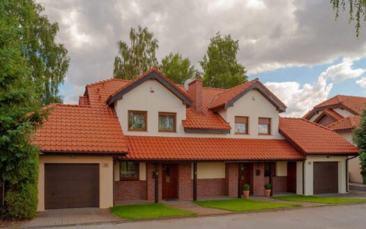 Dom w linii brzegowej Jeziora Gołuchowskiego