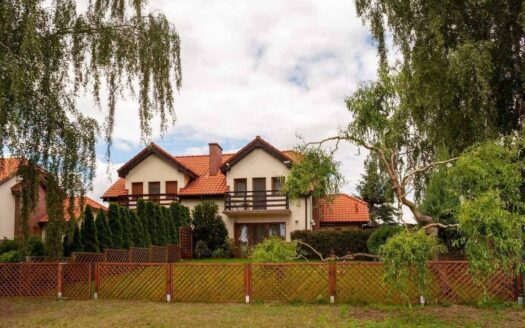 Dom w linii brzegowej Jeziora Gołuchowskiego