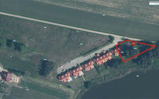 Dom w linii brzegowej Jeziora Gołuchowskiego