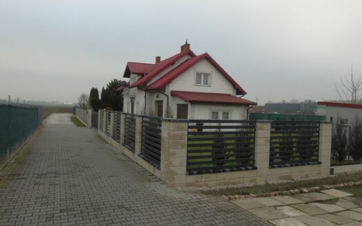 Dom Jednrodzinny , zaplecze ogrodnicze pow 4980m2