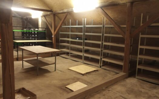 TANIO, ocieplony magazyn, regały/stoły, toaleta