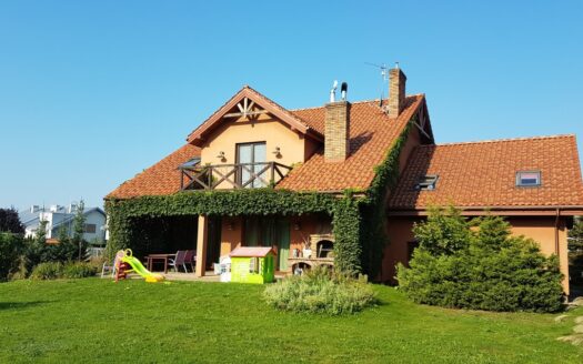 Przepiękny dom z ogrodem. Bezpośrednio.