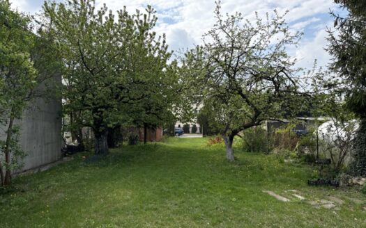 Działka z garażami, pozwoleniem na bud. projektem.