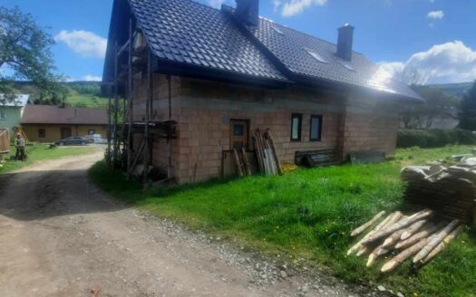 Ładny nowy dom do wykończenia w Porębie.