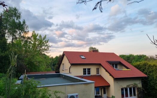 Dom na dużej zielonej działce w Puszczykowie