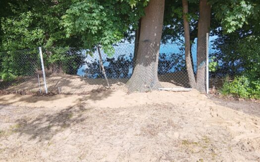 Działka z WZ, linią brzegową jeziora i winnicą