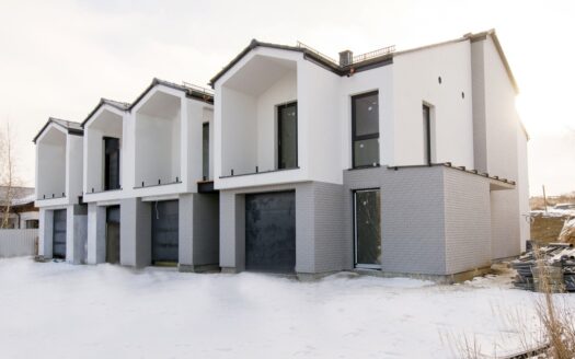 Nowoczesny dom szeregowy z widokiem na jezioro