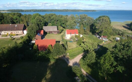 Dom nad jeziorem z własnym brzegiem i pomostem