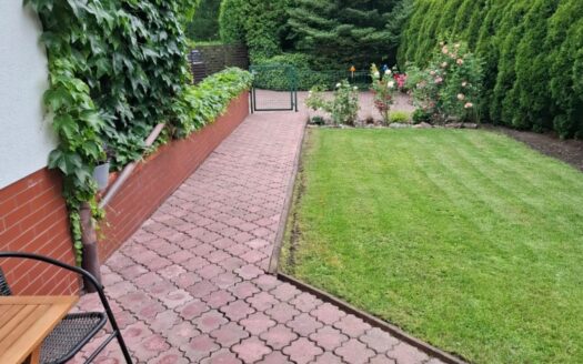 Dom dwurodzinny w Miodówku -jezioro las