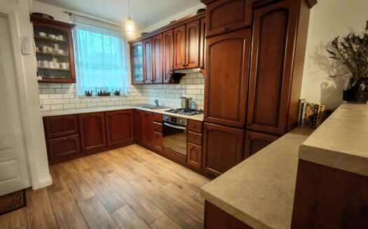 Bezczynszowy segment z ogródkiem obok lasu