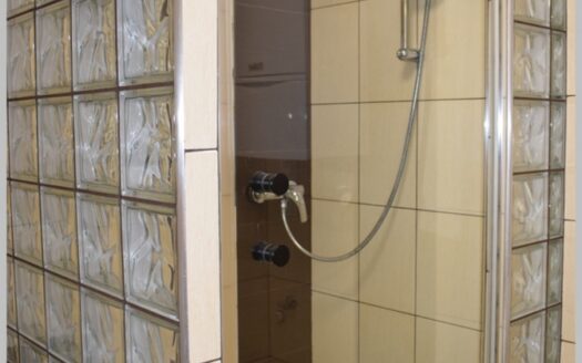 PIERWSZE PIĘTRO W BUDYNKU WIELORODZINNYM.