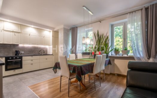 Funkcjonalny lokal usługowy z wygodnym mieszkaniem