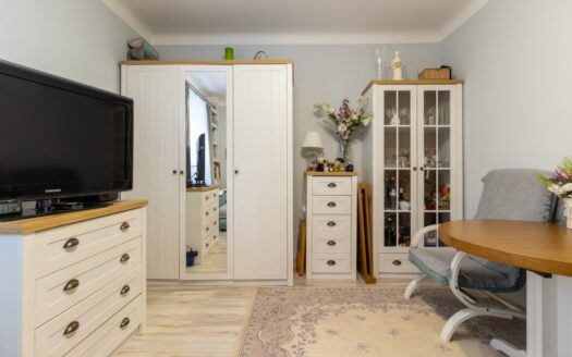 2 pokoje w kamienicy z widną osobną kuchnią !