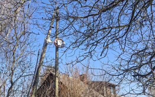 Działka budowlana z zabudowaniami do rozbiórki.