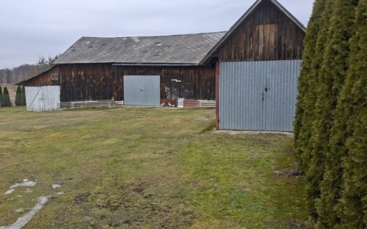 Dom parterowy jednorodzinny na dużej działce.