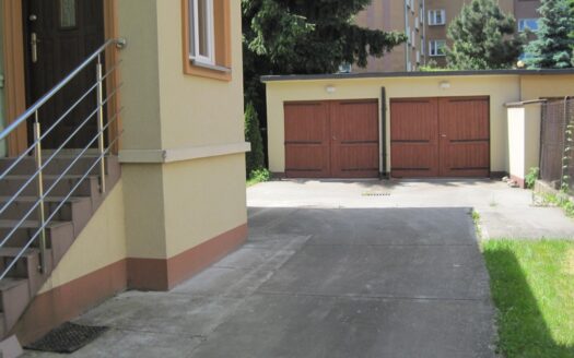 Zabytkowy dworek położony w centrum części miasta