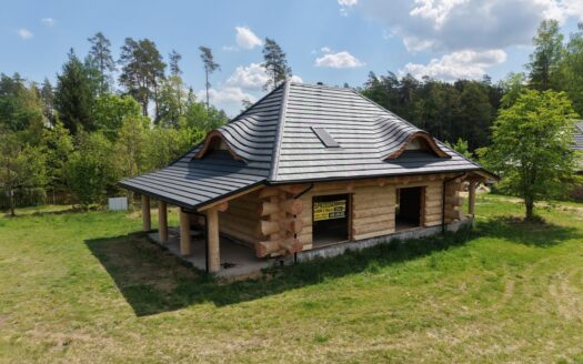 Wyjątkowy dom z bala świerkowego nad jeziorem