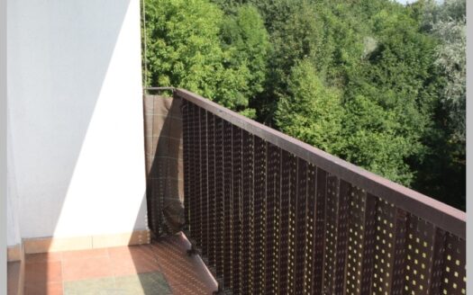 Trzecie piętro w niskim bloku, duży balkon.