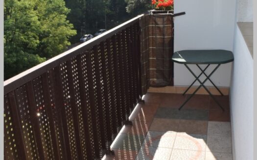 Trzecie piętro w niskim bloku, duży balkon.