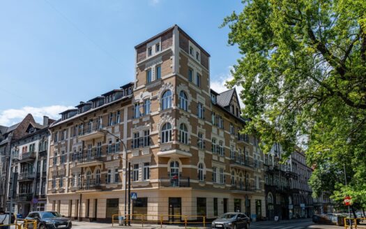 Dwupoziomowe w odrestaurowanej kamienicy w centrum
