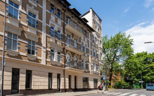 Dwupoziomowe w odrestaurowanej kamienicy w centrum