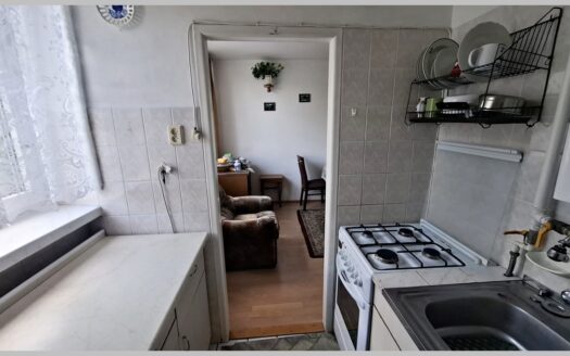 Pierwsze piętro w niskim bloku.