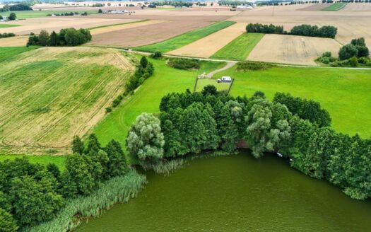 Działka z linia brzegową jeziora Gryźliny