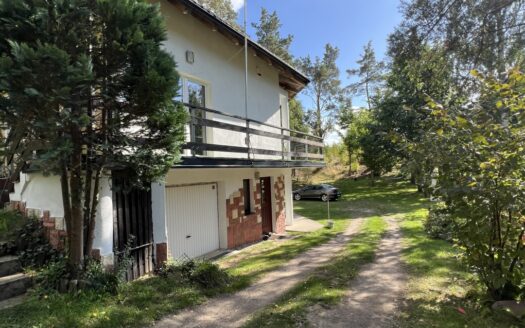 Dom z apartamentem przy jeziorze i lesie
