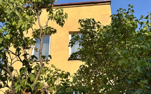 Sprzedam działkę z domem do remontu